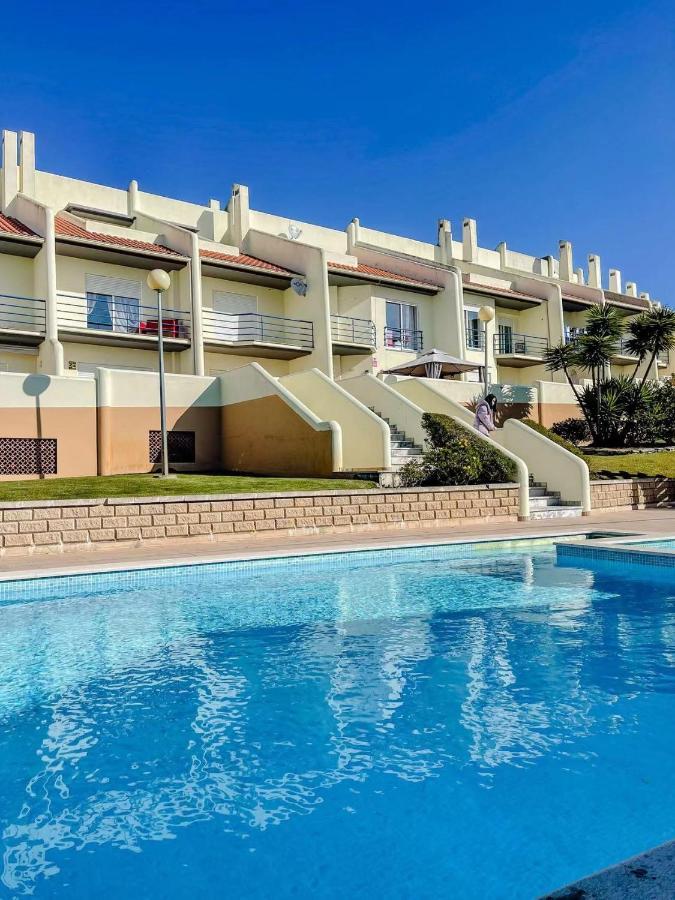 Peniche Master Bedroom With Sea View Balcony, Private Bathroom, Shared Kitchen, Swimming Pool, Surfing Habitación en casa particular *