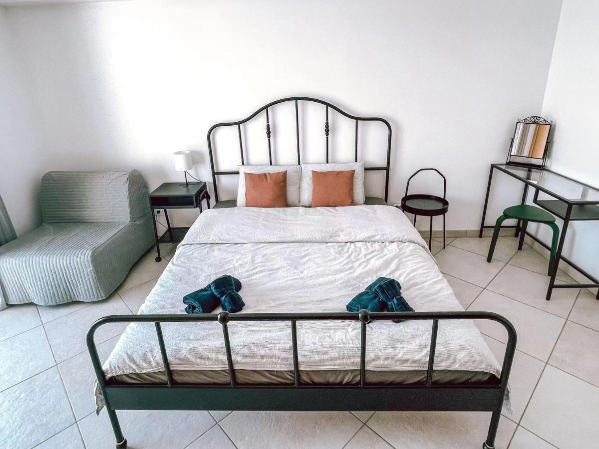 Peniche Master Bedroom With Sea View Balcony, Private Bathroom, Shared Kitchen, Swimming Pool, Surfing