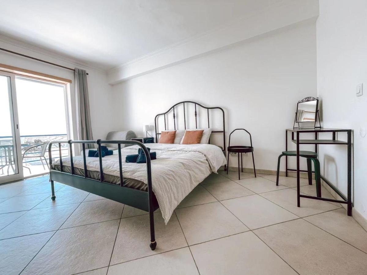 Peniche Master Bedroom With Sea View Balcony, Private Bathroom, Shared Kitchen, Swimming Pool, Surfing Habitación en casa particular Atouguia Da Baleia