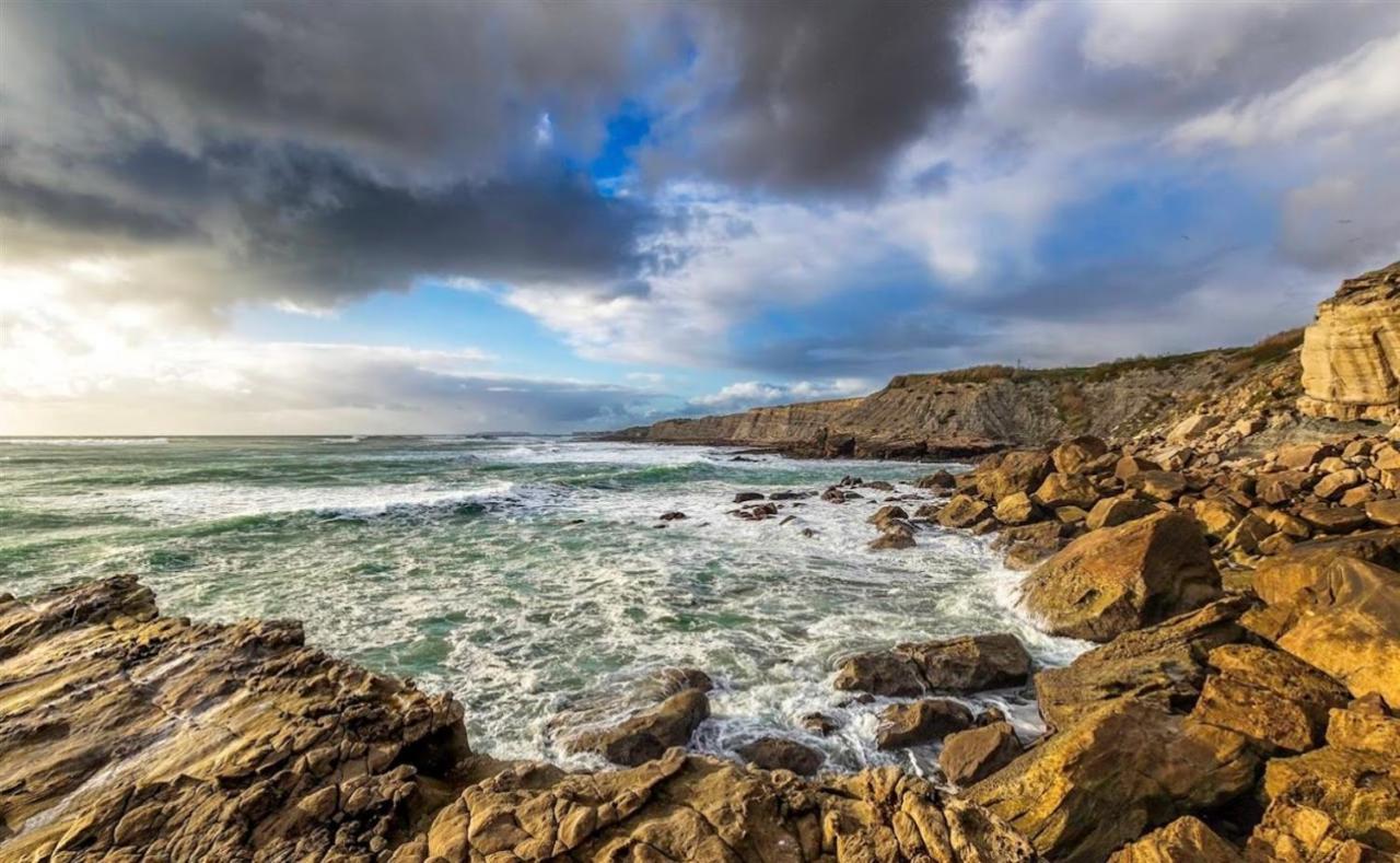 Peniche Master Bedroom With Sea View Balcony, Private Bathroom, Shared Kitchen, Swimming Pool, Surfing Habitación en casa particular *