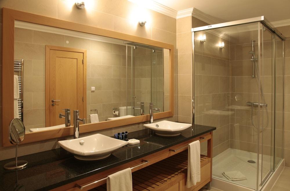 D' El Rey Residences *