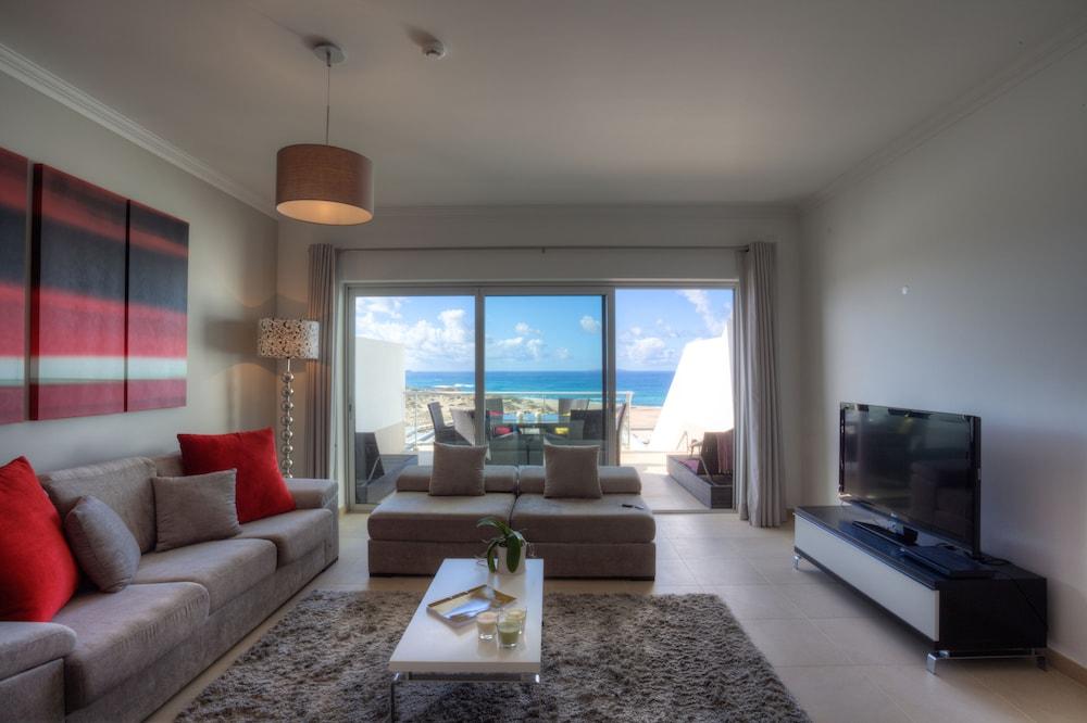 D' El Rey Residences Villa