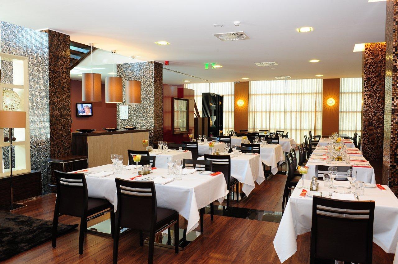 Axis Porto Business & 4*