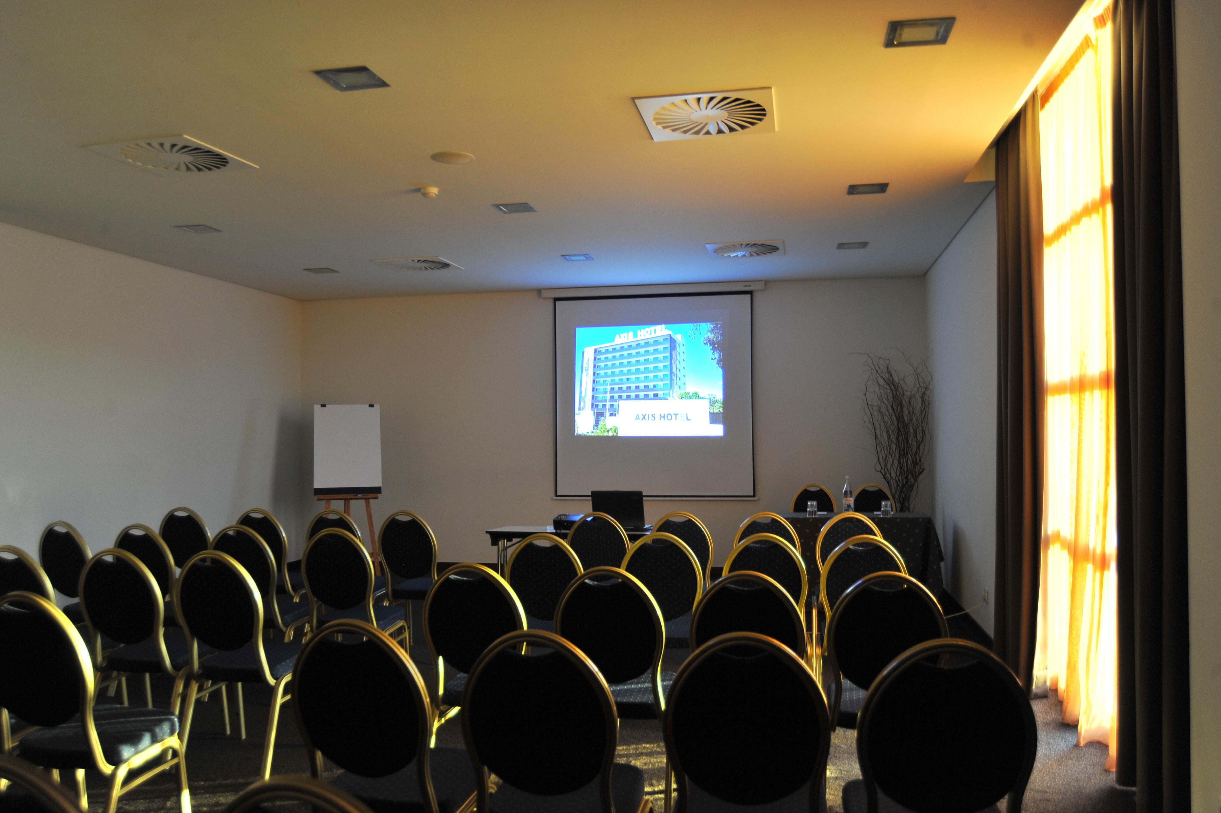 Axis Porto Business & Hotel 4*