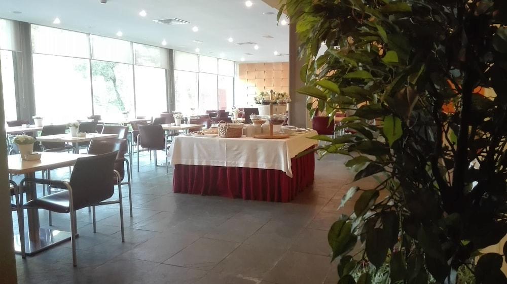 Axis Golf Hotel