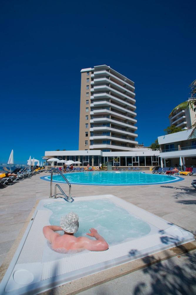 Duas Torres Aparthotel 4*