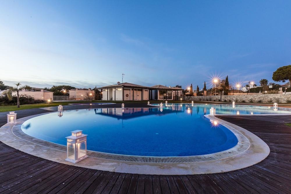 Hello Villas 4*