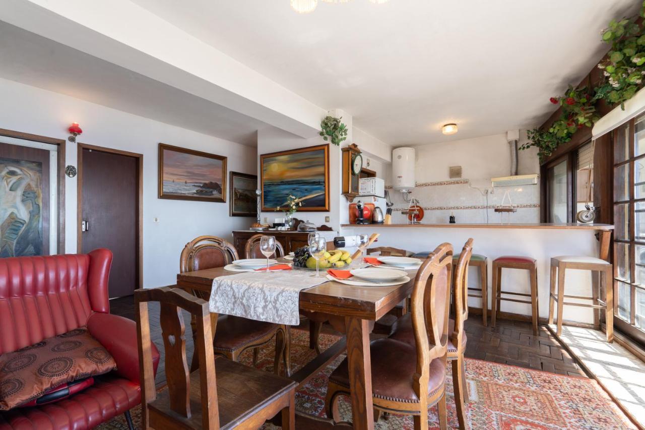 Host Wise - Spacious & Sunny Vintage At The Apartment *