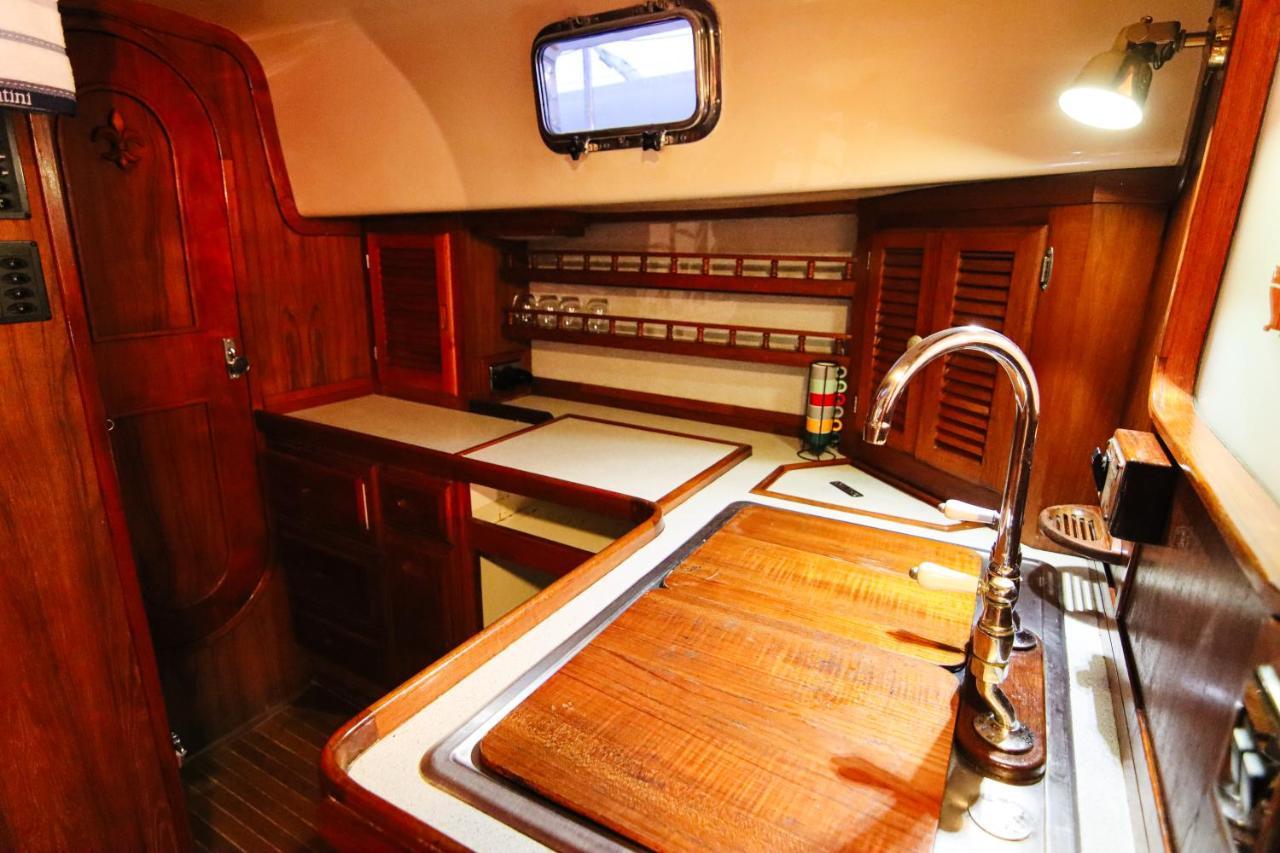 Botel Alejandro Magno *