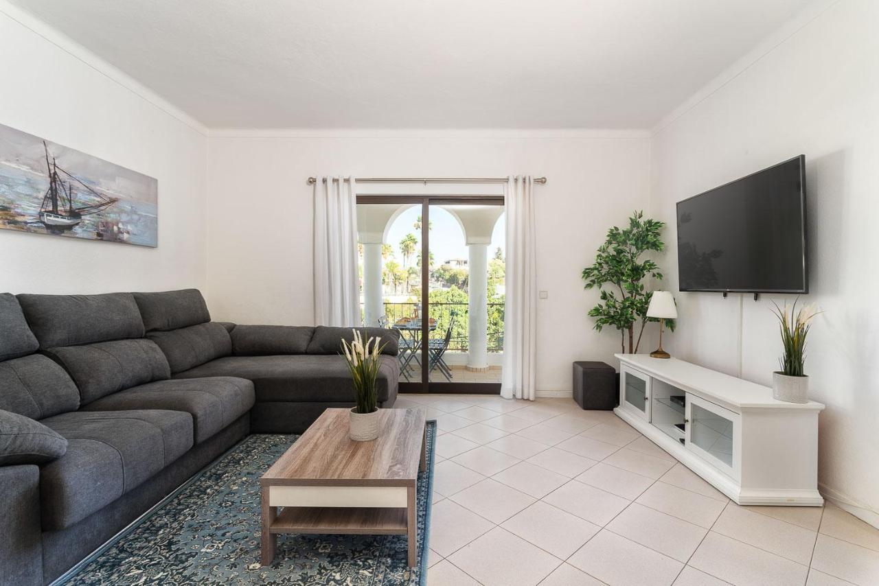 Host Wise - Lively Charming W Pool Apartment