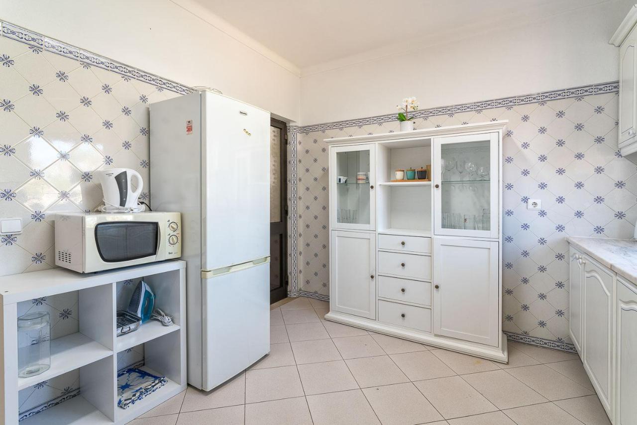 Host Wise - Lively Charming W Pool Apartment *