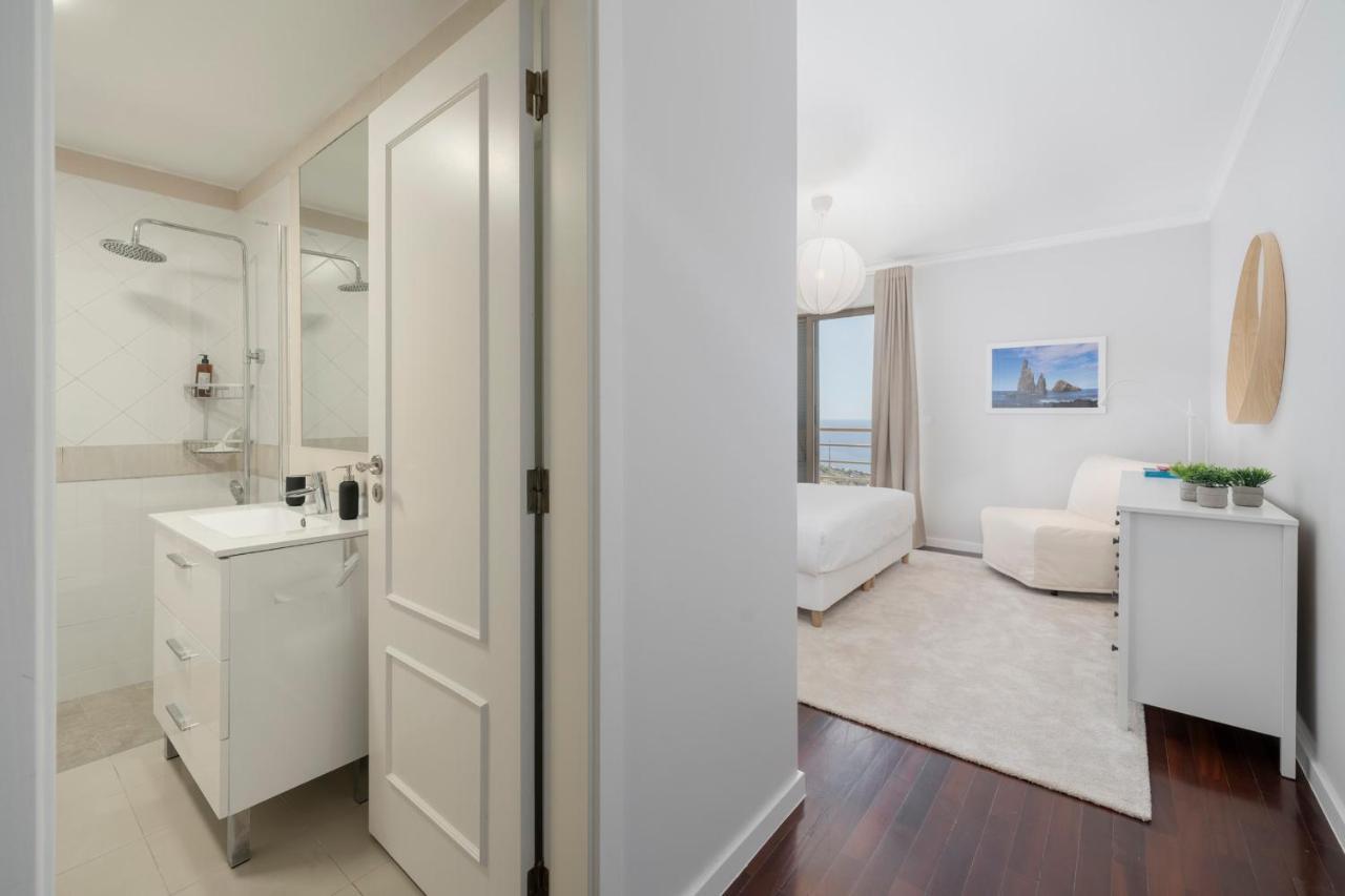 Canico Vii By An Island Apartment