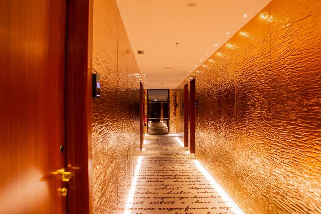 Hotel Wine & Books