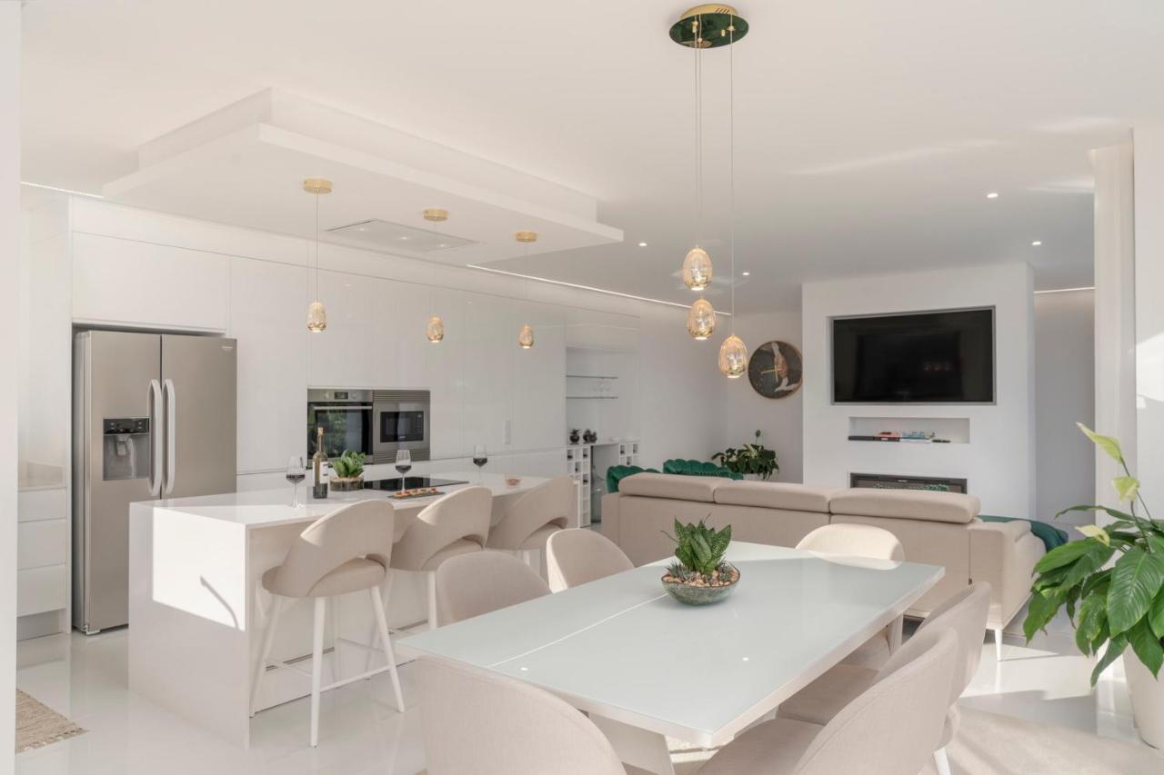 The White House By An Island Vakantiehuis