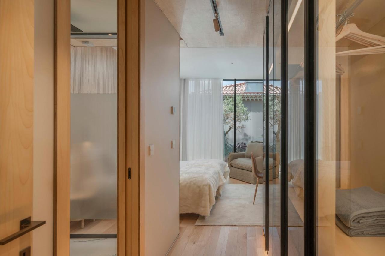 Savoy Insular I By An Island *