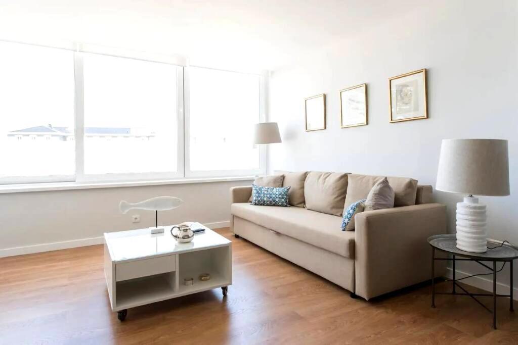 Elegant And Bright In Apartment Estoril