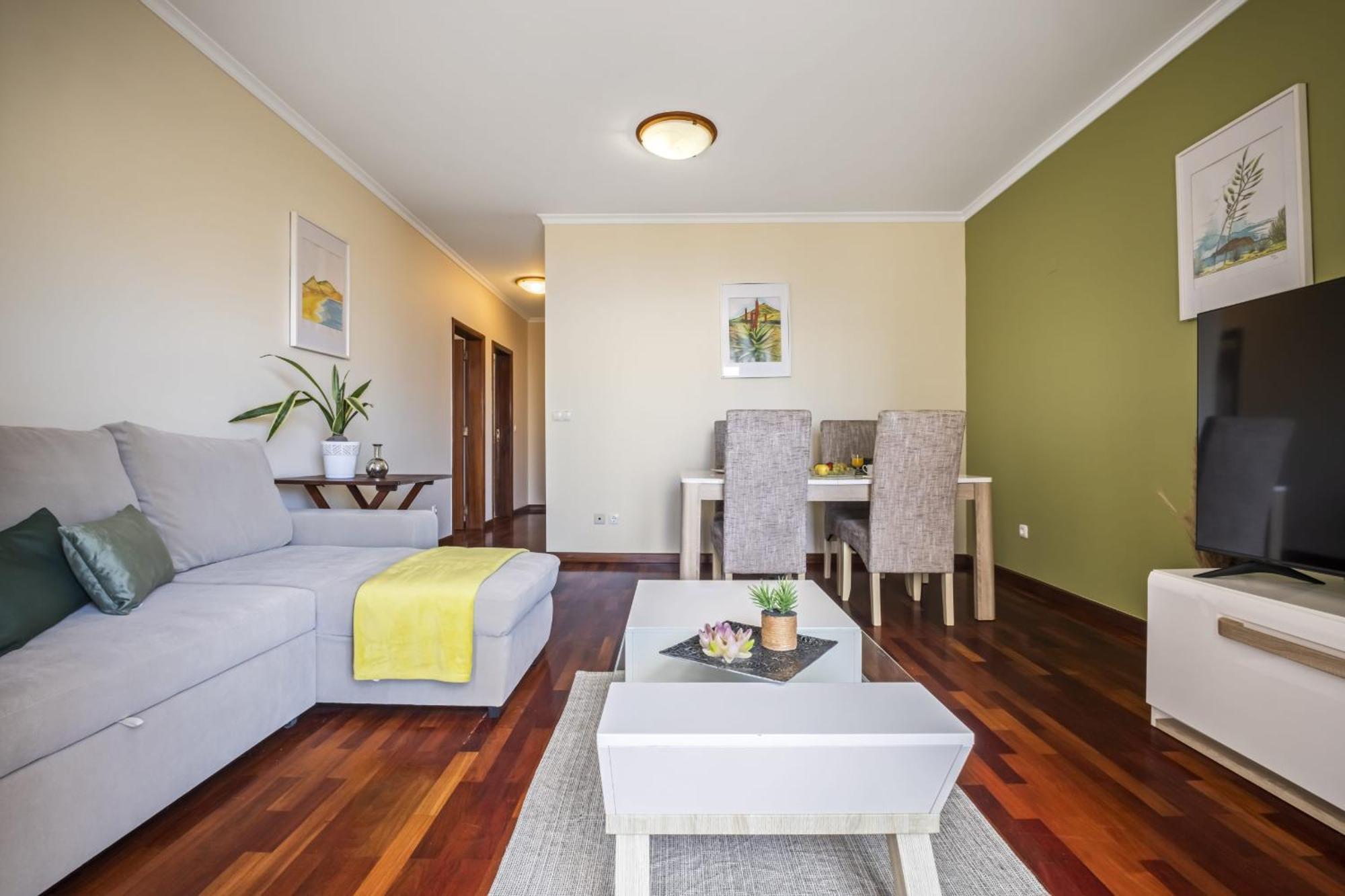 Sea View Apartment *