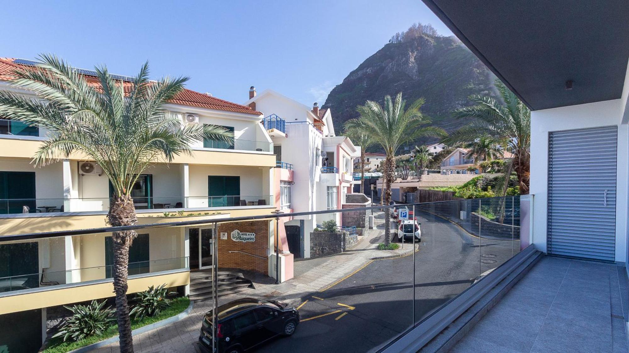 Luxury And Modern In Center Porto Moniz