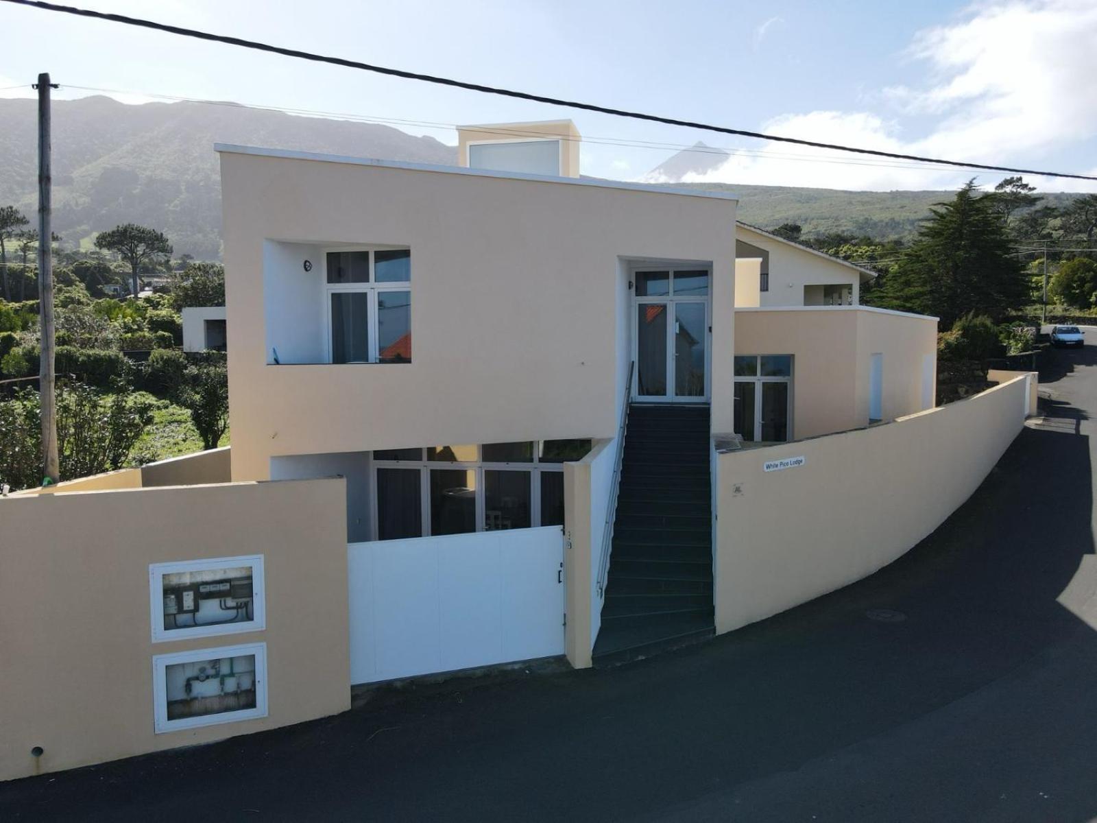 White Pico Apartment *