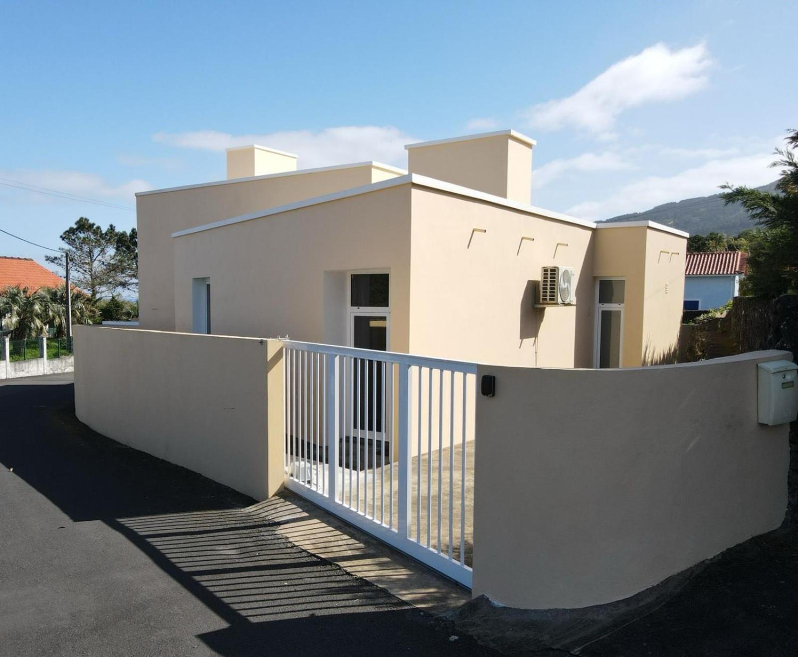 Apartment White Pico