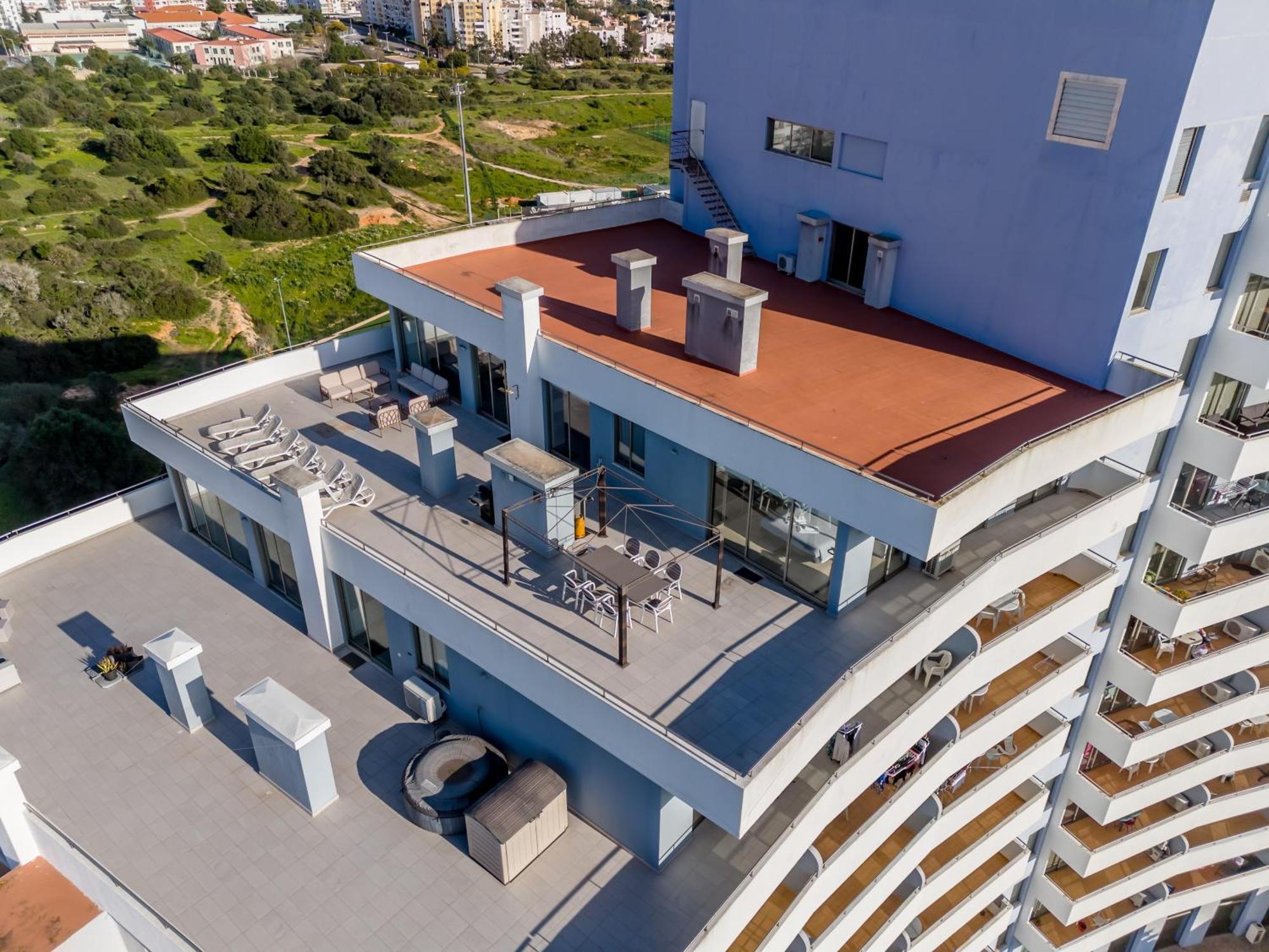 Outstanding Penthouse With Amazing Sea Views *