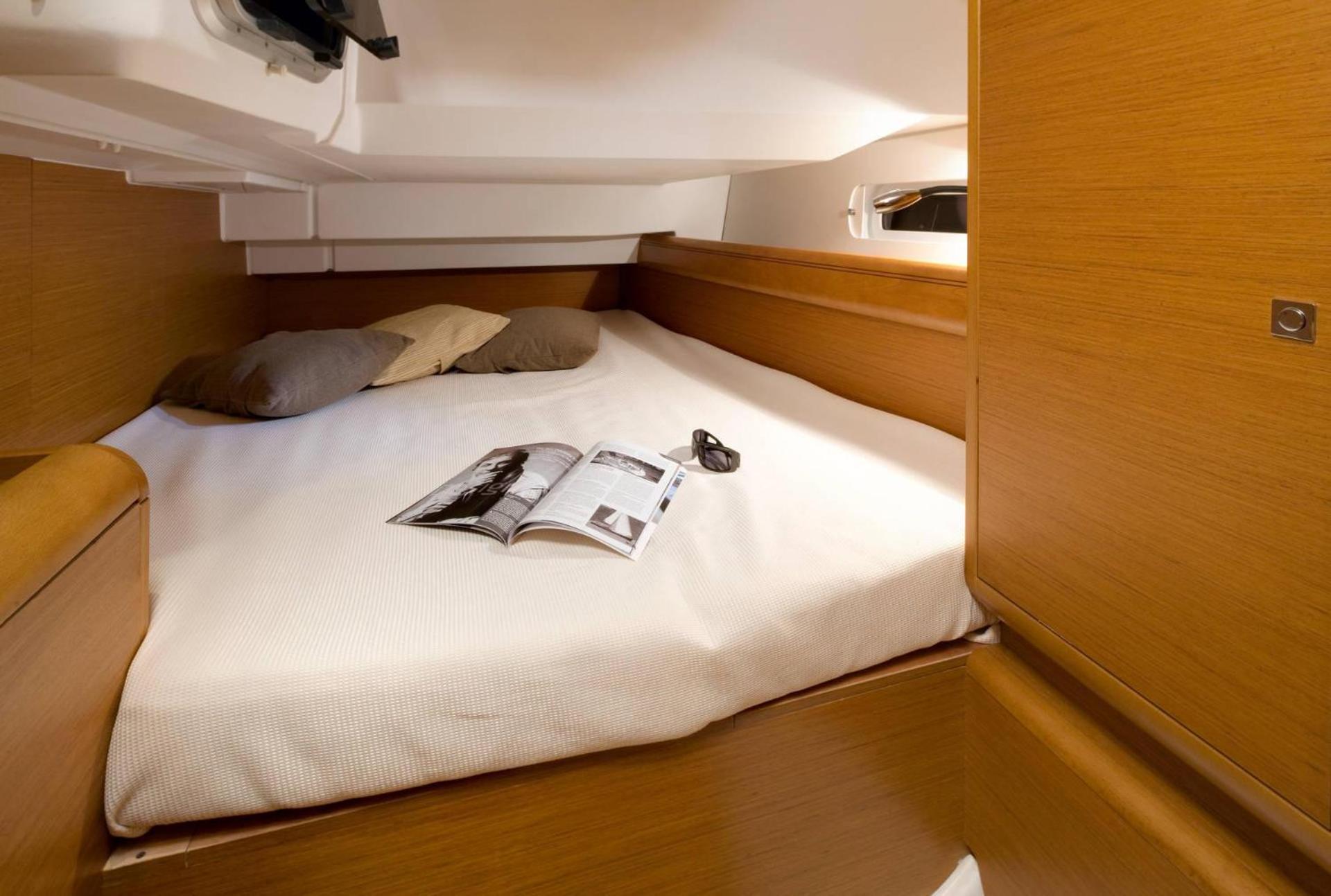Sleep Aboard A Modern Sailboat In Botel *