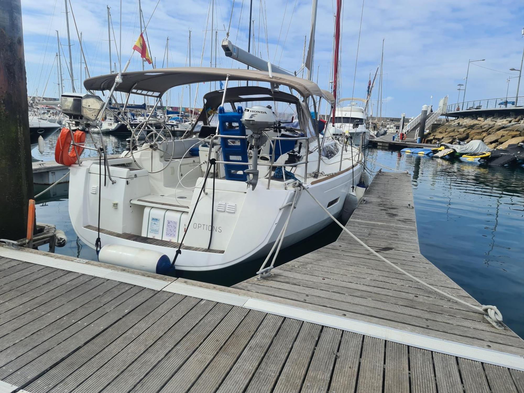 Botel Sleep Aboard A Modern Sailboat In Oeiras