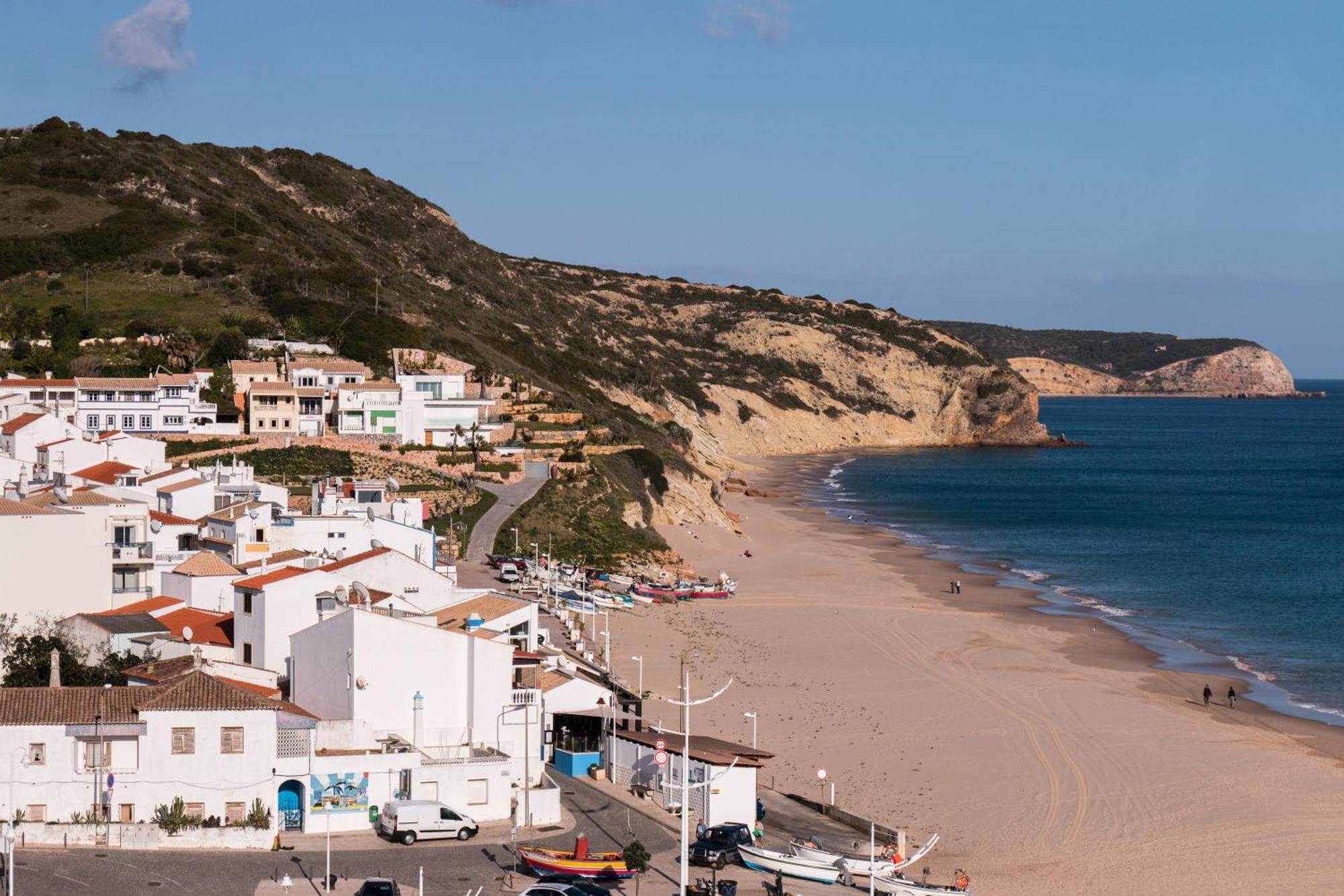 Newly Renovated 2 Bedroom Townhouse - Close To * Salema