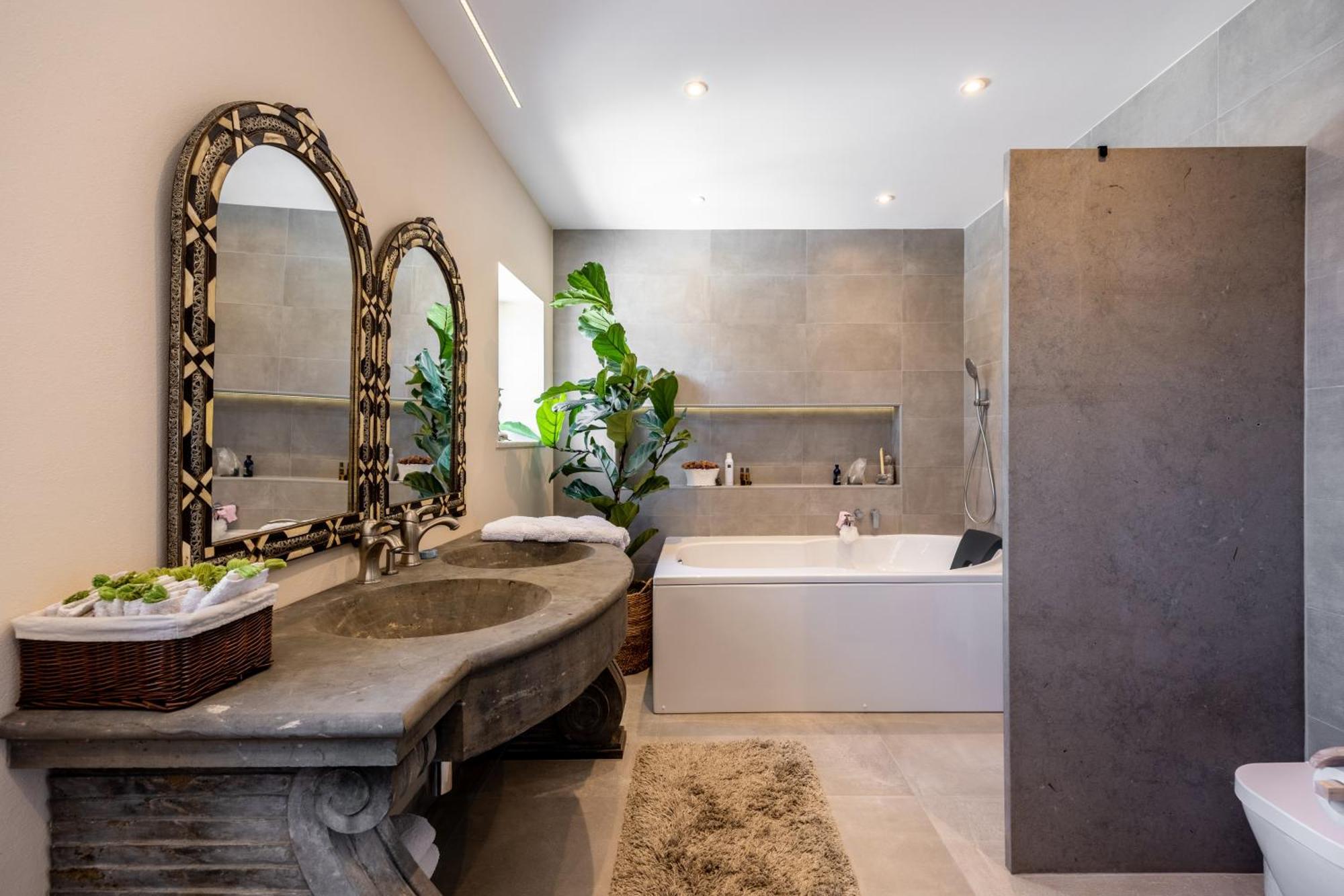 Luxurious & Famous Of Dutch Tv Show