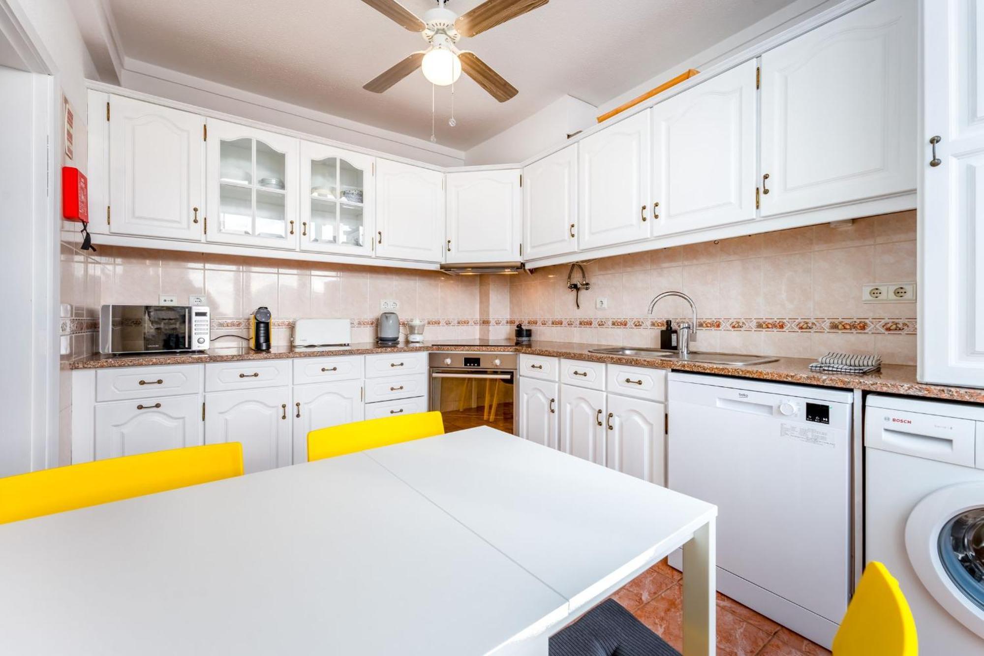 Comfy Flat W/ Rooftop View By Lovelystay Apartment