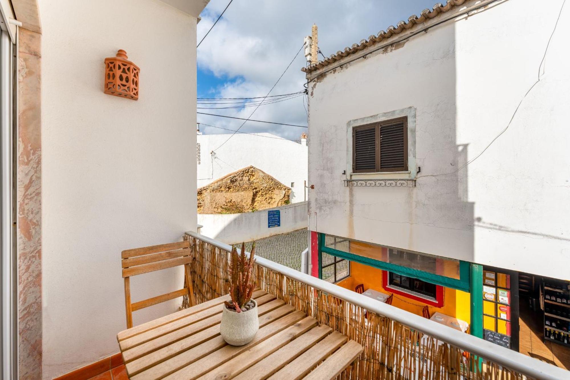 Comfy Flat W/ Rooftop View By Lovelystay