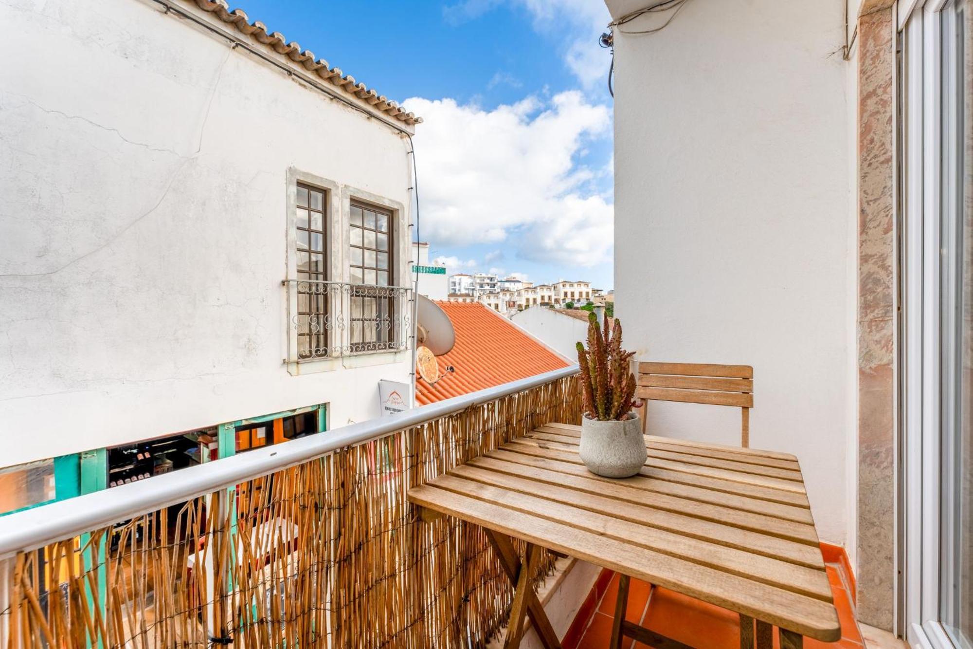 Apartment Comfy Flat W/ Rooftop View By Lovelystay Burgau