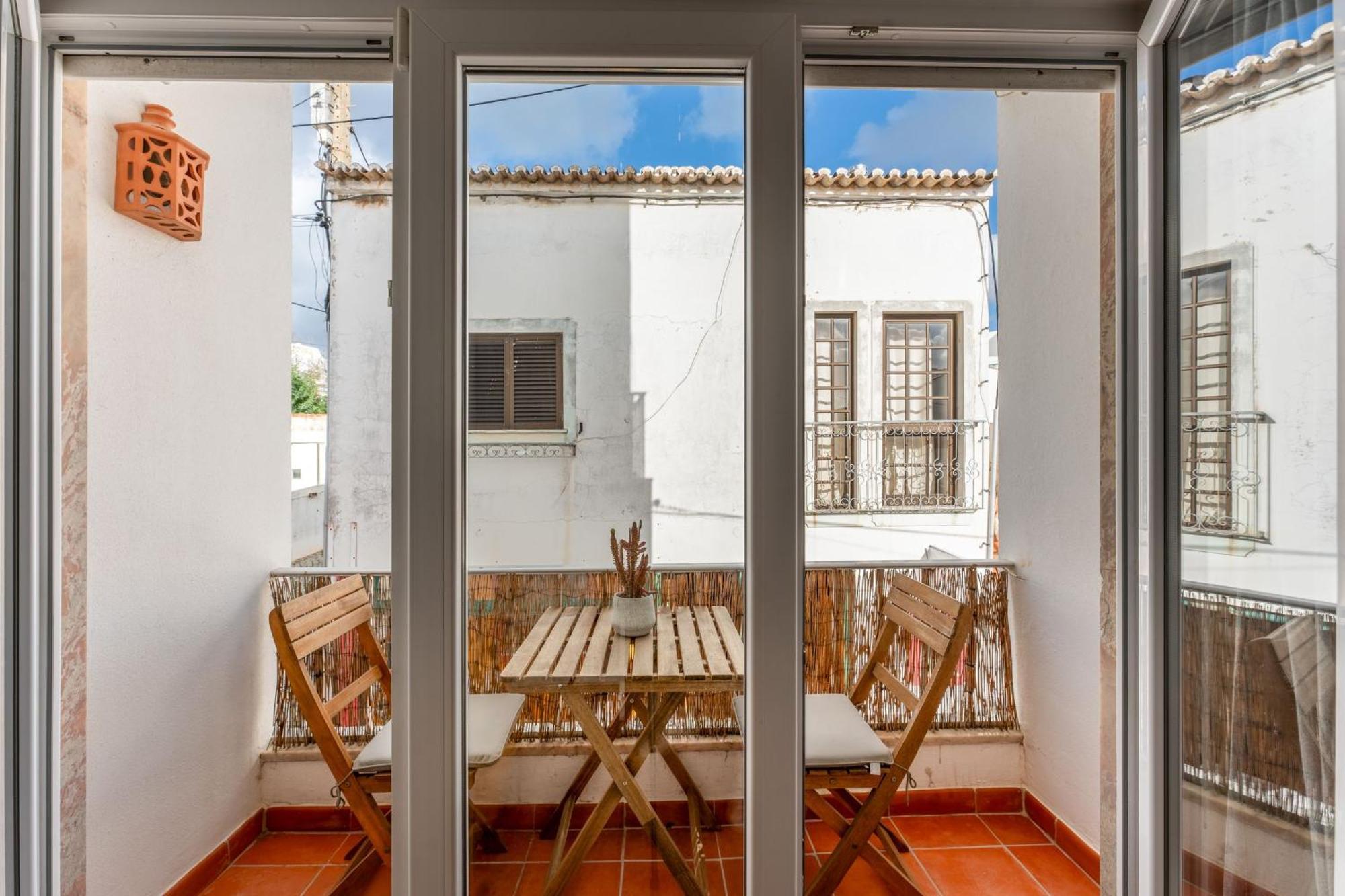 Comfy Flat W/ Rooftop View By Lovelystay Apartment