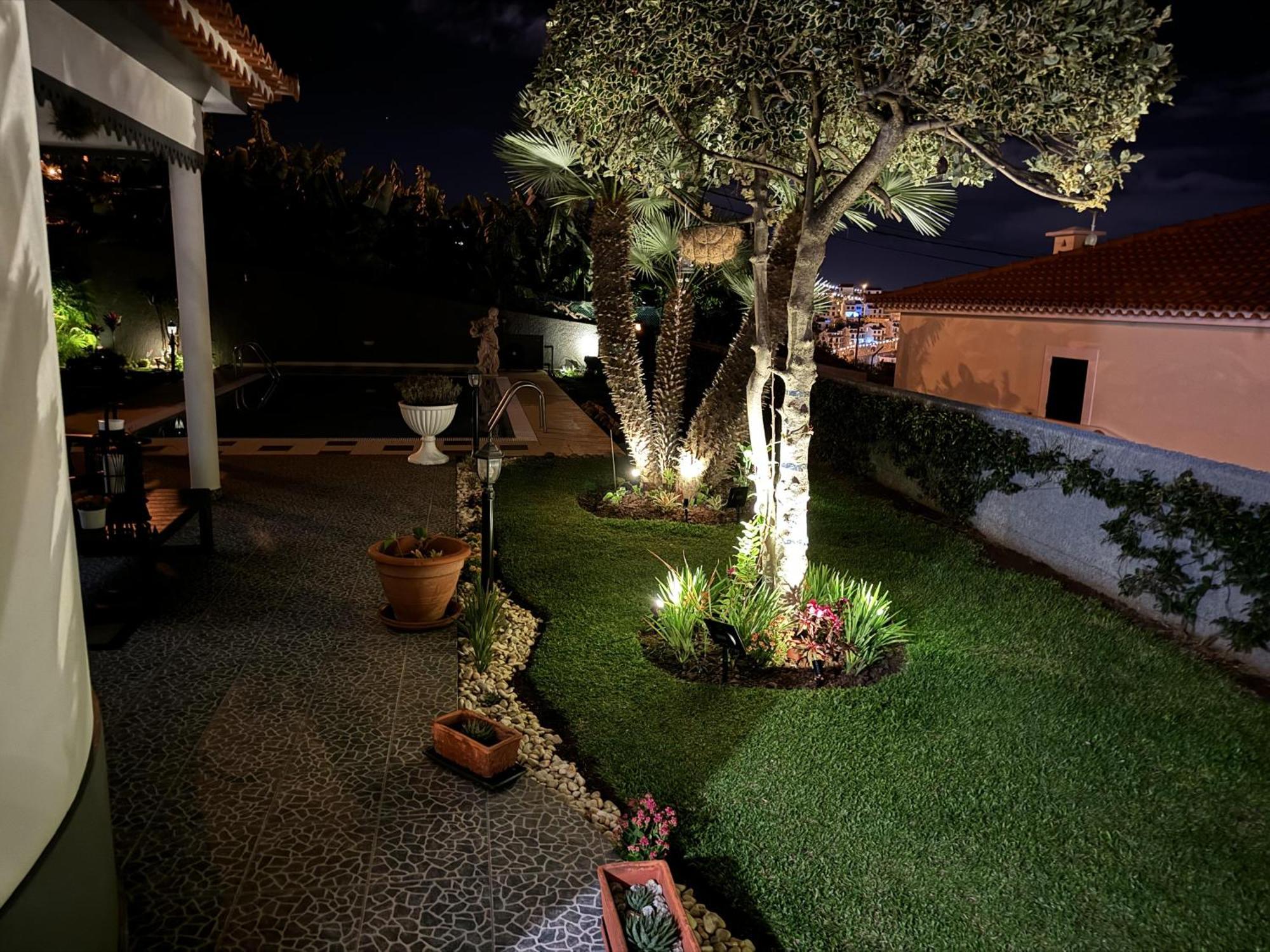 Funchal Apt- Sleeps 2 - Pool & Parking - Madeira *