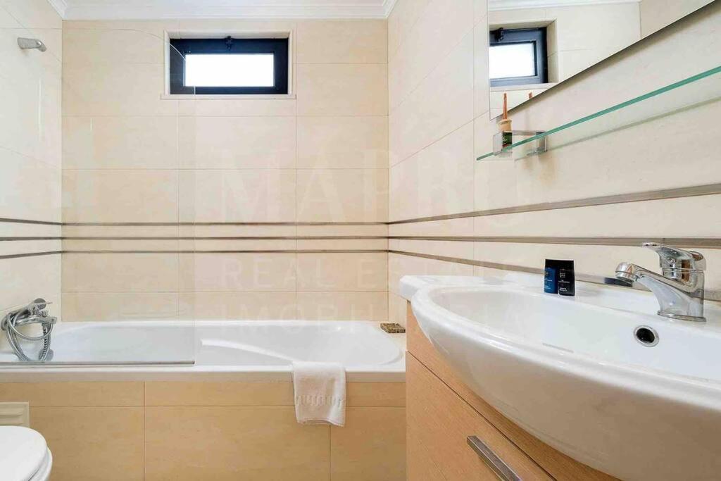 Stunning 3 Bed In Vale Do Lobo With Membership 3 Mins From And Golf Loule