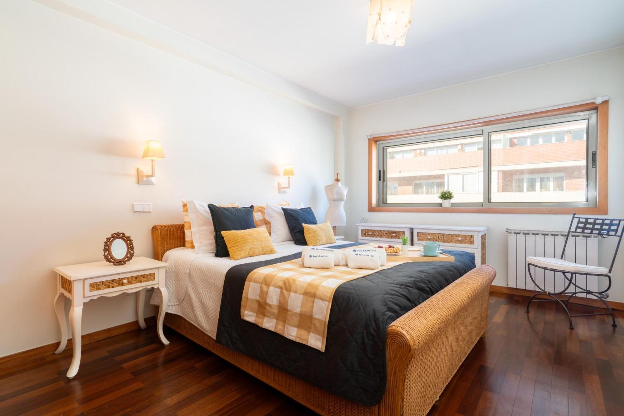 Host Wise - Homely Large Flat - Balcony
