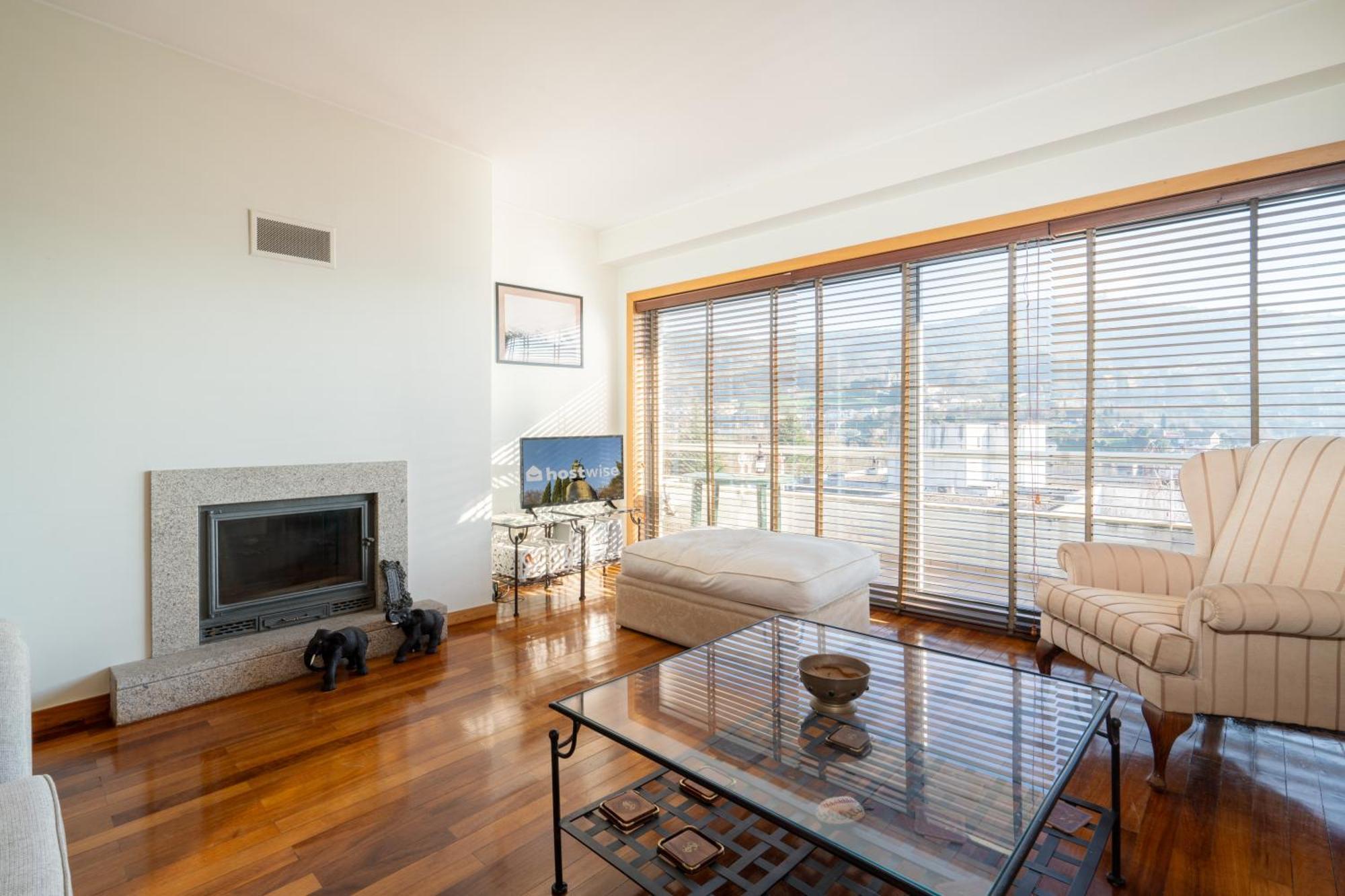 Host Wise - Homely Large Flat - Balcony * Guimaraes