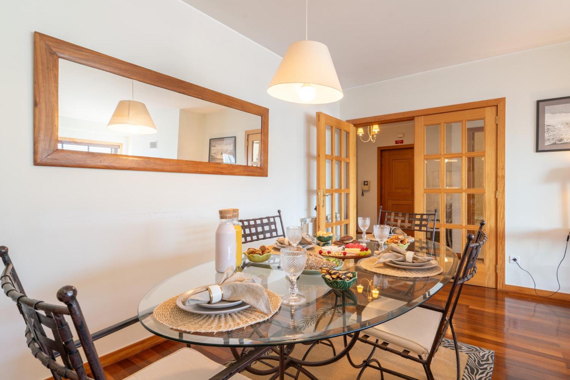 Host Wise - Homely Large Flat - Balcony Guimaraes