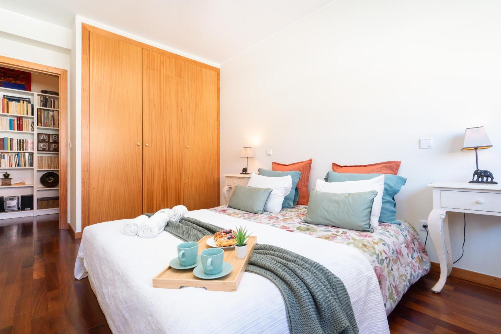 Host Wise - Homely Large Flat - Balcony Apartment