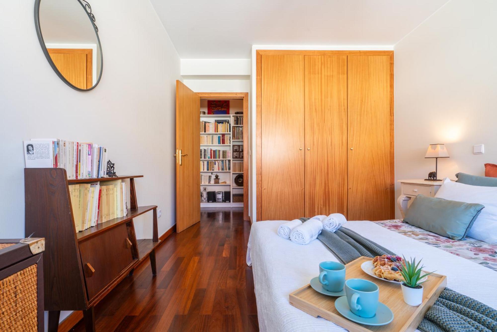 Host Wise - Homely Large Flat - Balcony * Guimaraes