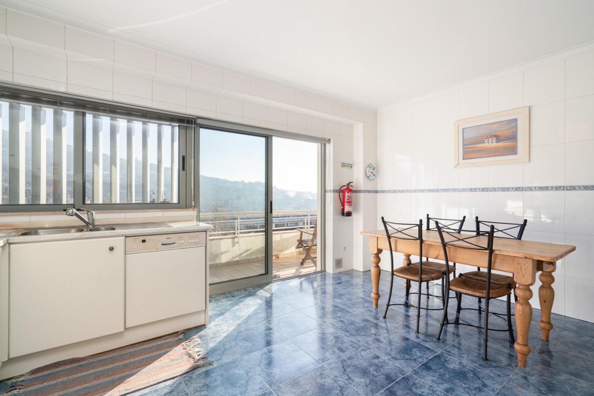 Host Wise - Homely Large Flat - Balcony Apartment Guimaraes