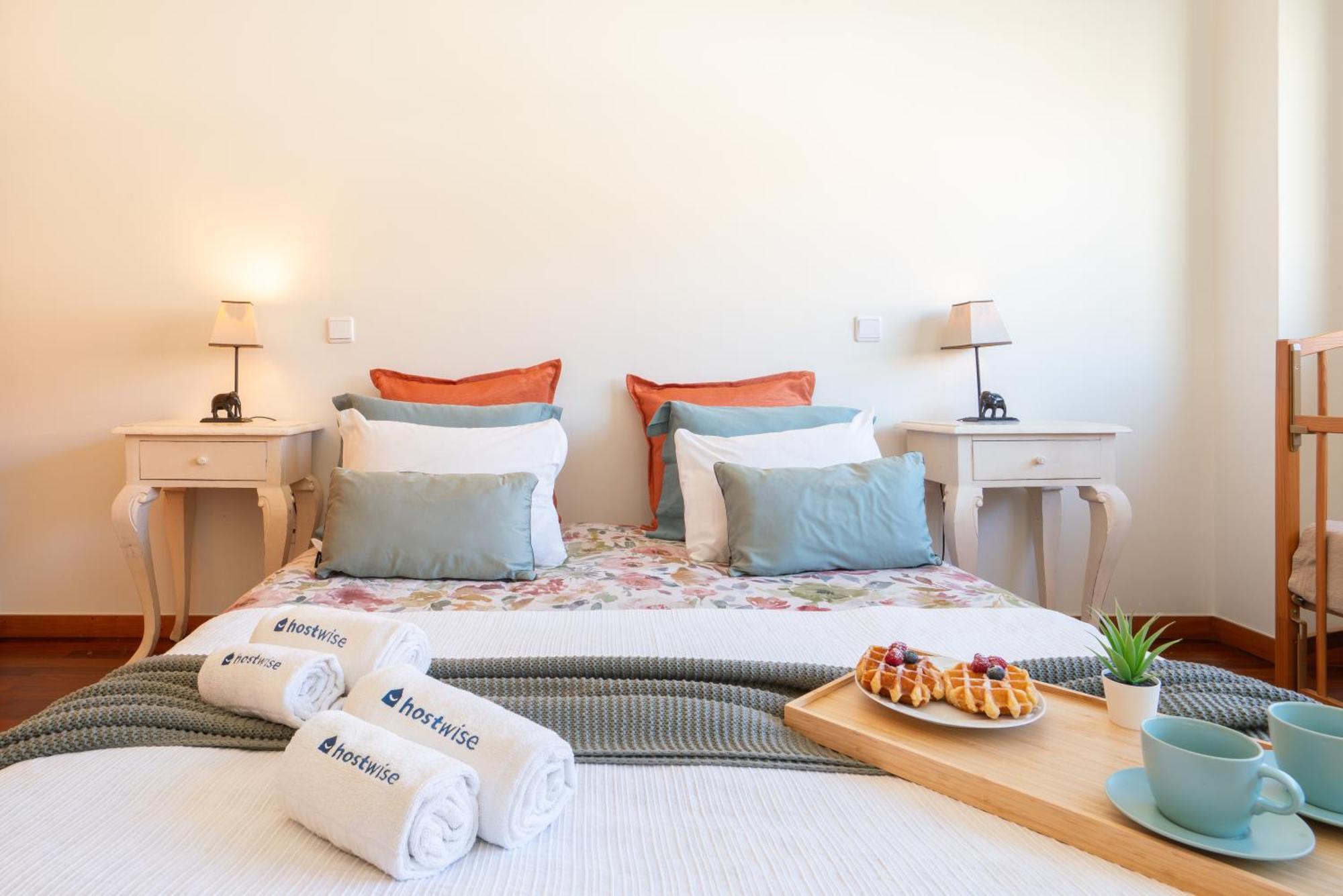 Host Wise - Homely Large Flat - Balcony Guimaraes