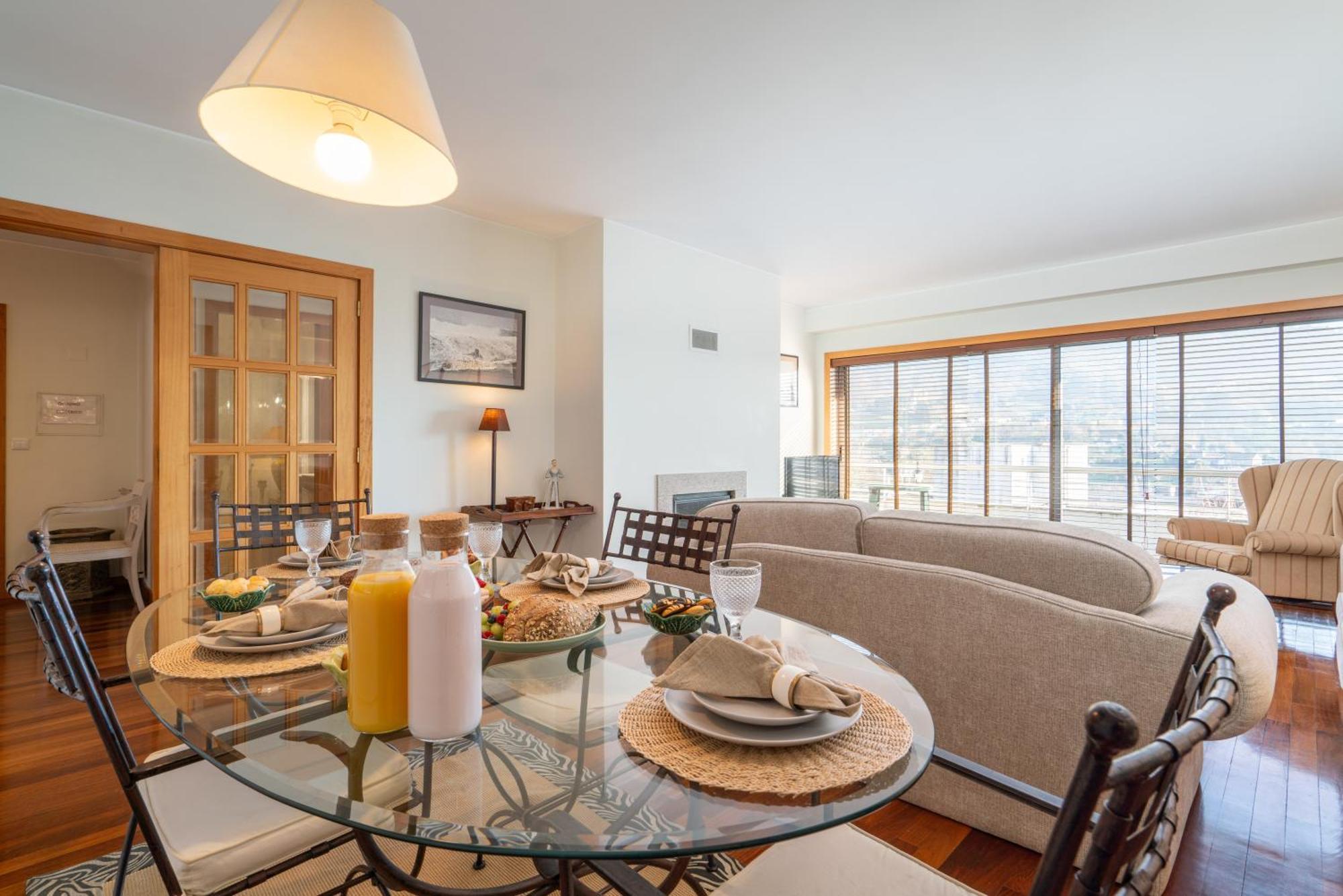 Host Wise - Homely Large Flat - Balcony Apartment