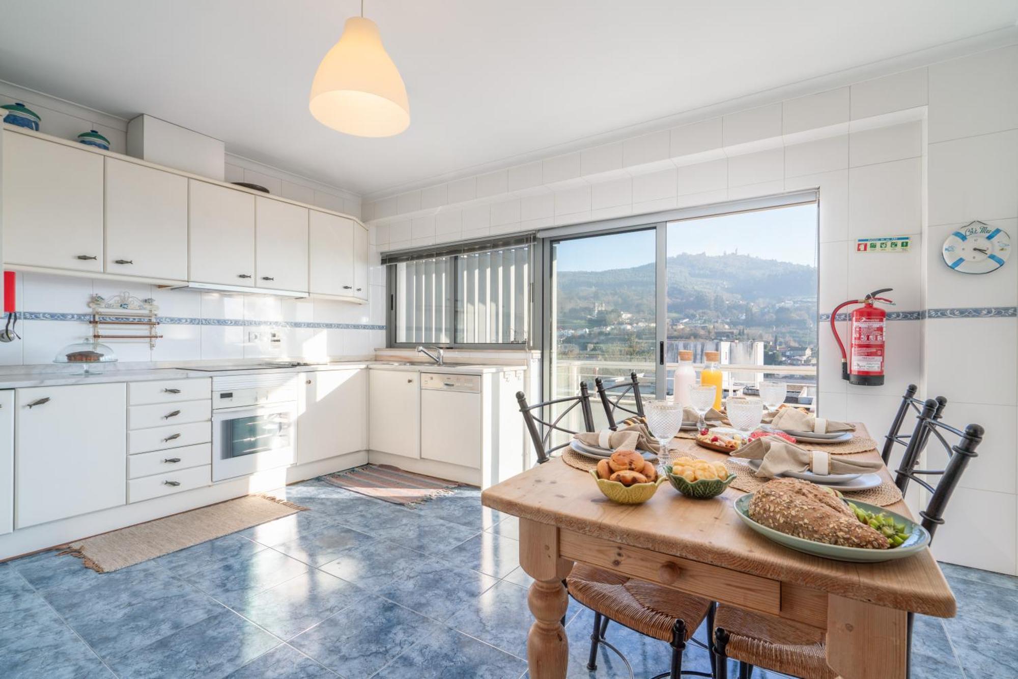 Apartment Host Wise - Homely Large Flat - Balcony Guimaraes