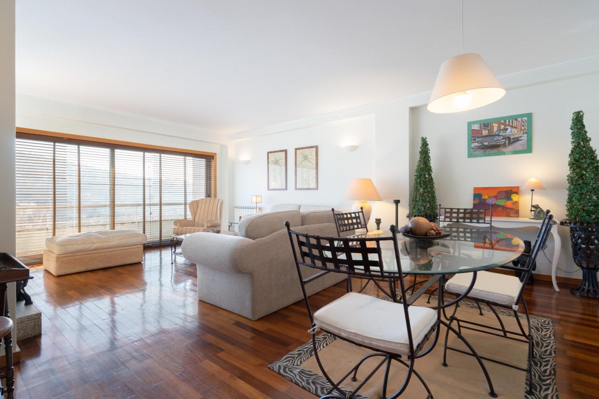 Host Wise - Homely Large Flat - Balcony Guimaraes