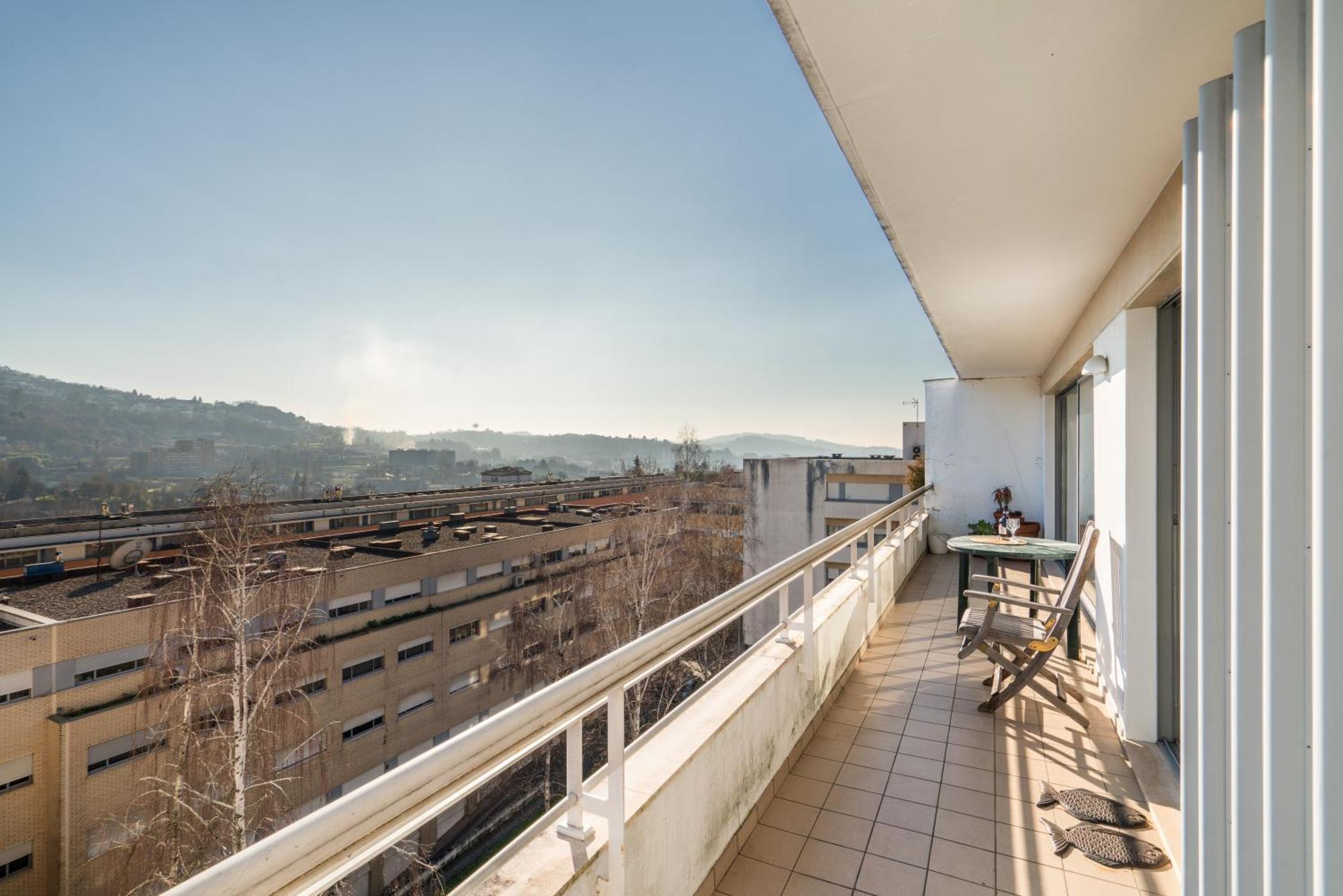 Host Wise - Homely Large Flat - Balcony *