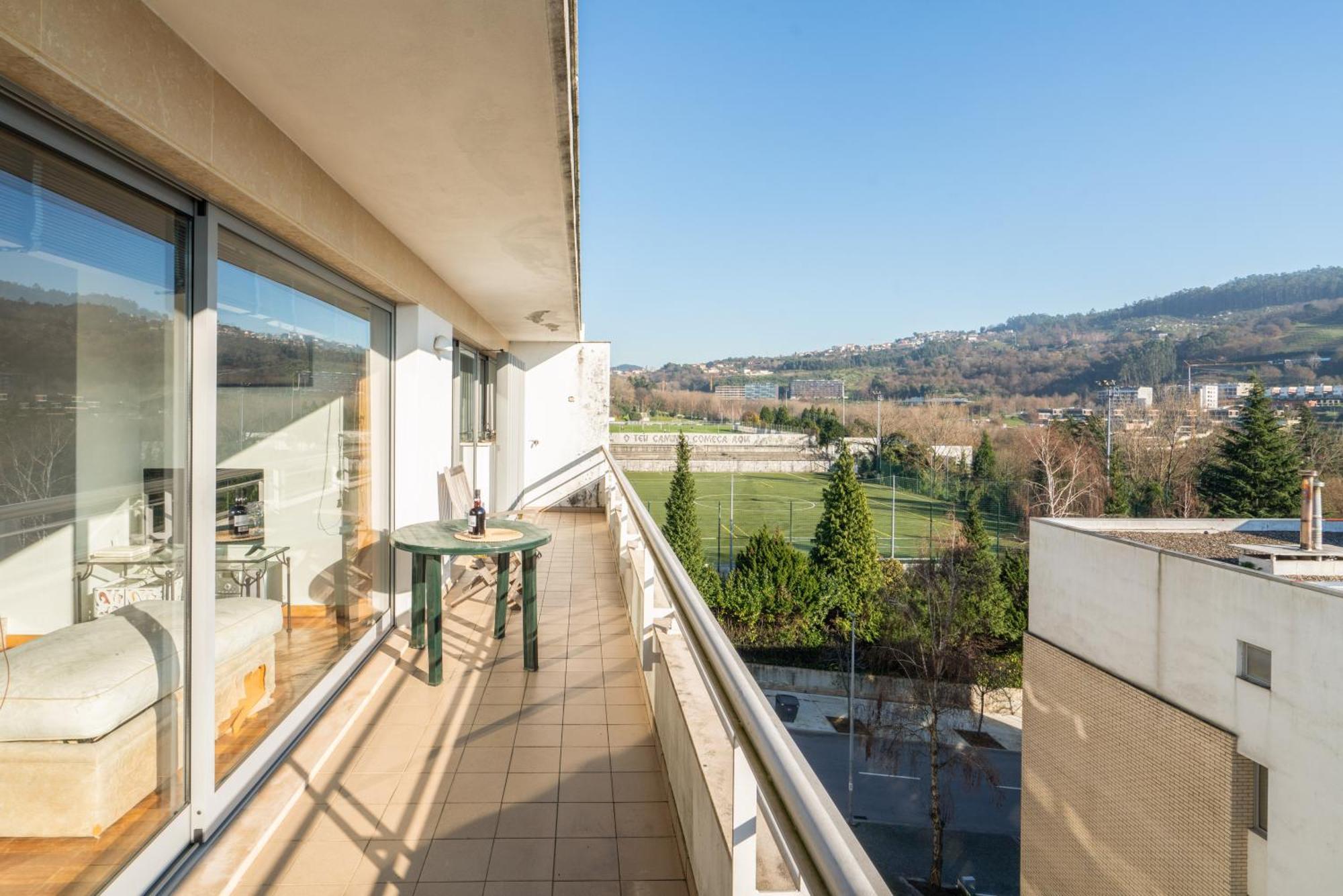 Host Wise - Homely Large Flat - Balcony Apartment *
