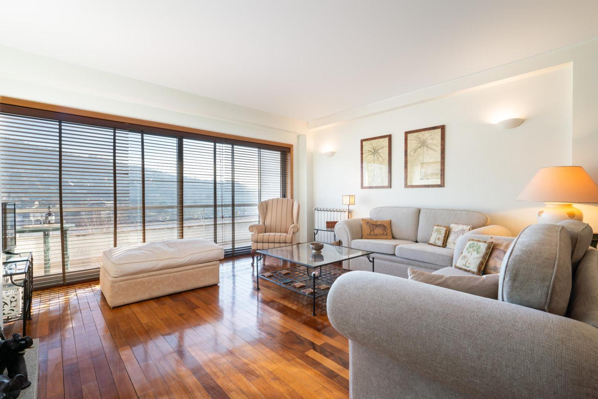 Host Wise - Homely Large Flat - Balcony * Guimaraes