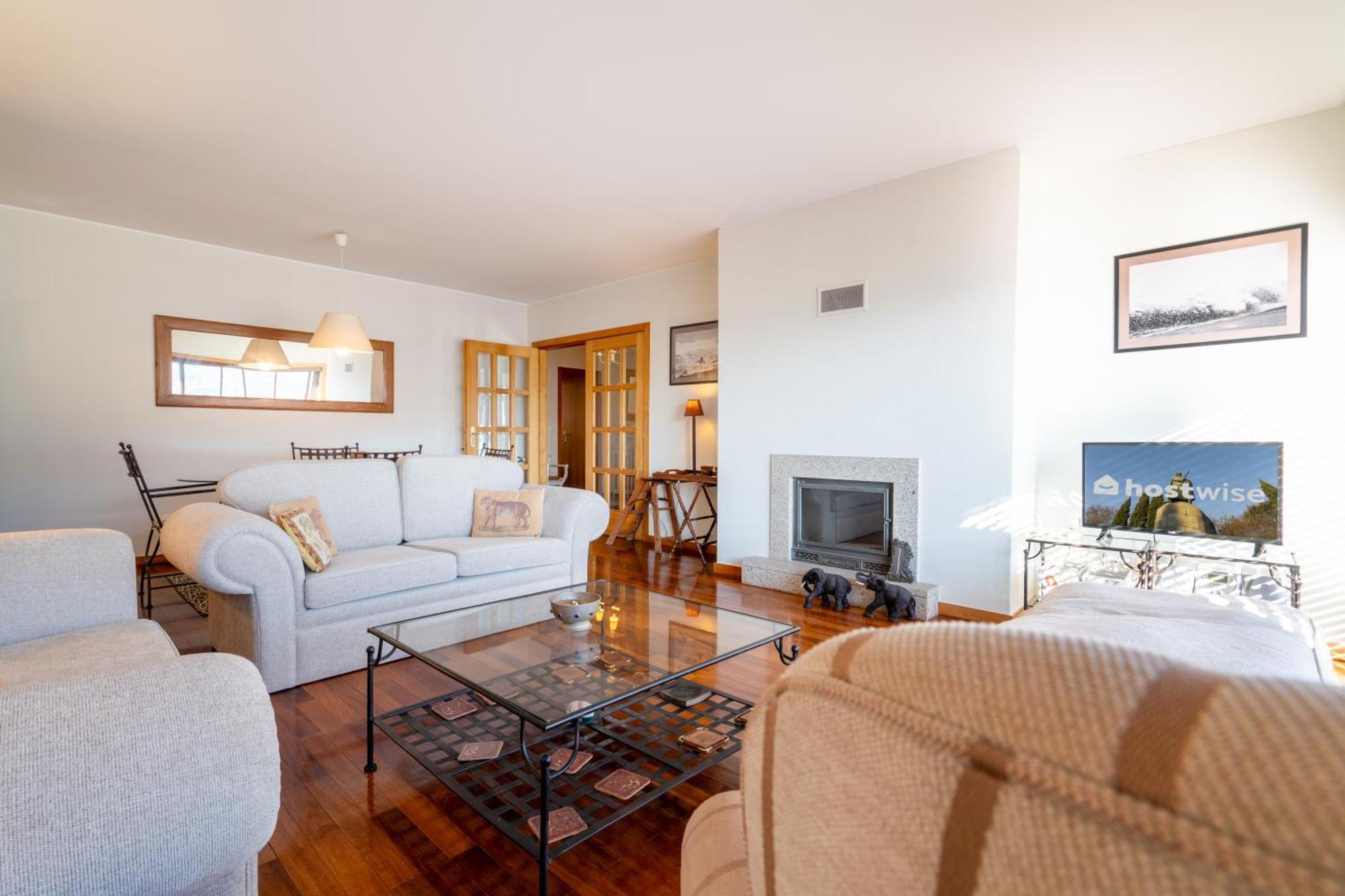 Host Wise - Homely Large Flat - Balcony * Guimaraes