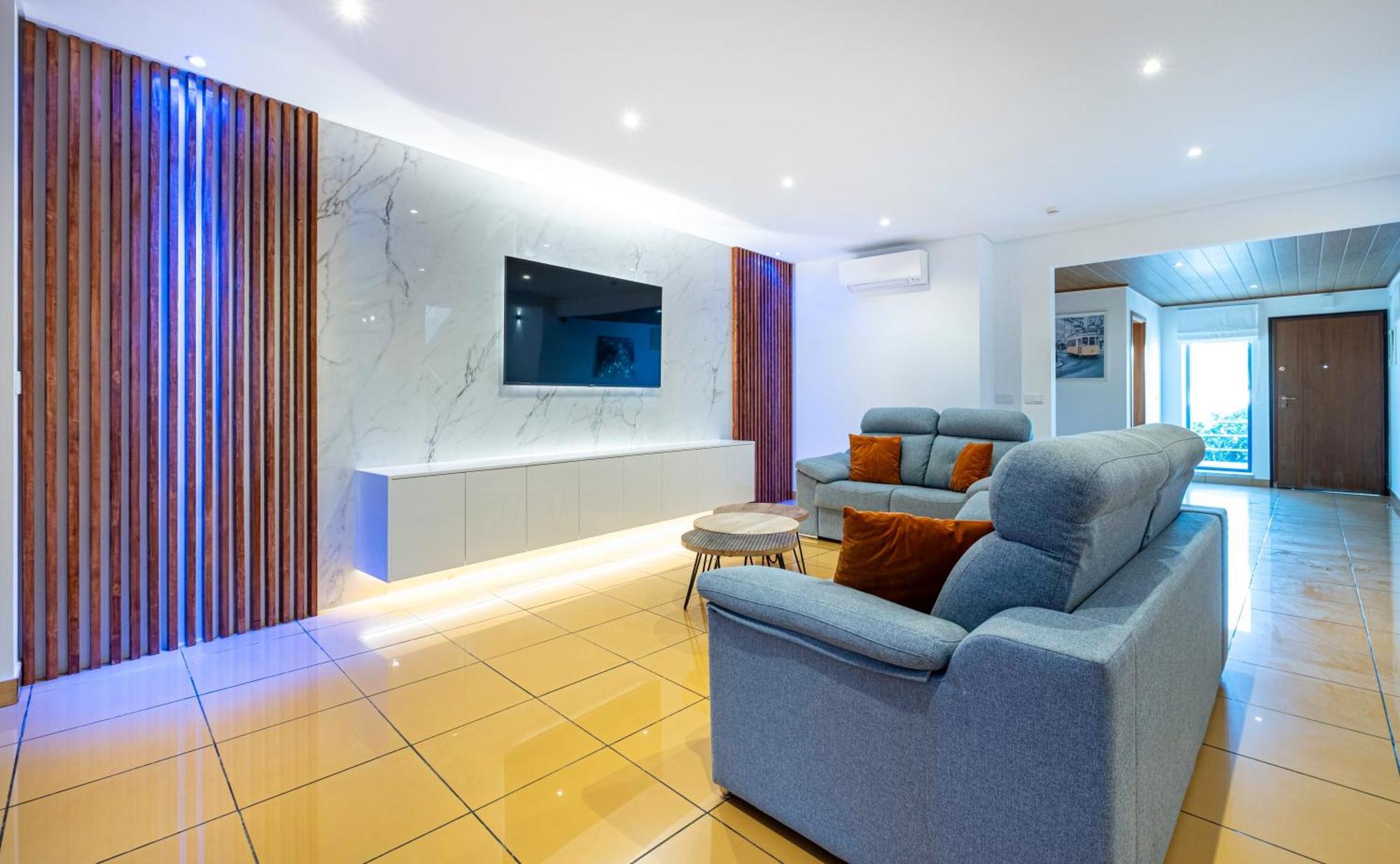 Apartment Penthouse 160sqm Wide Terraces Pool View & Private Hot Tub & Parking *
